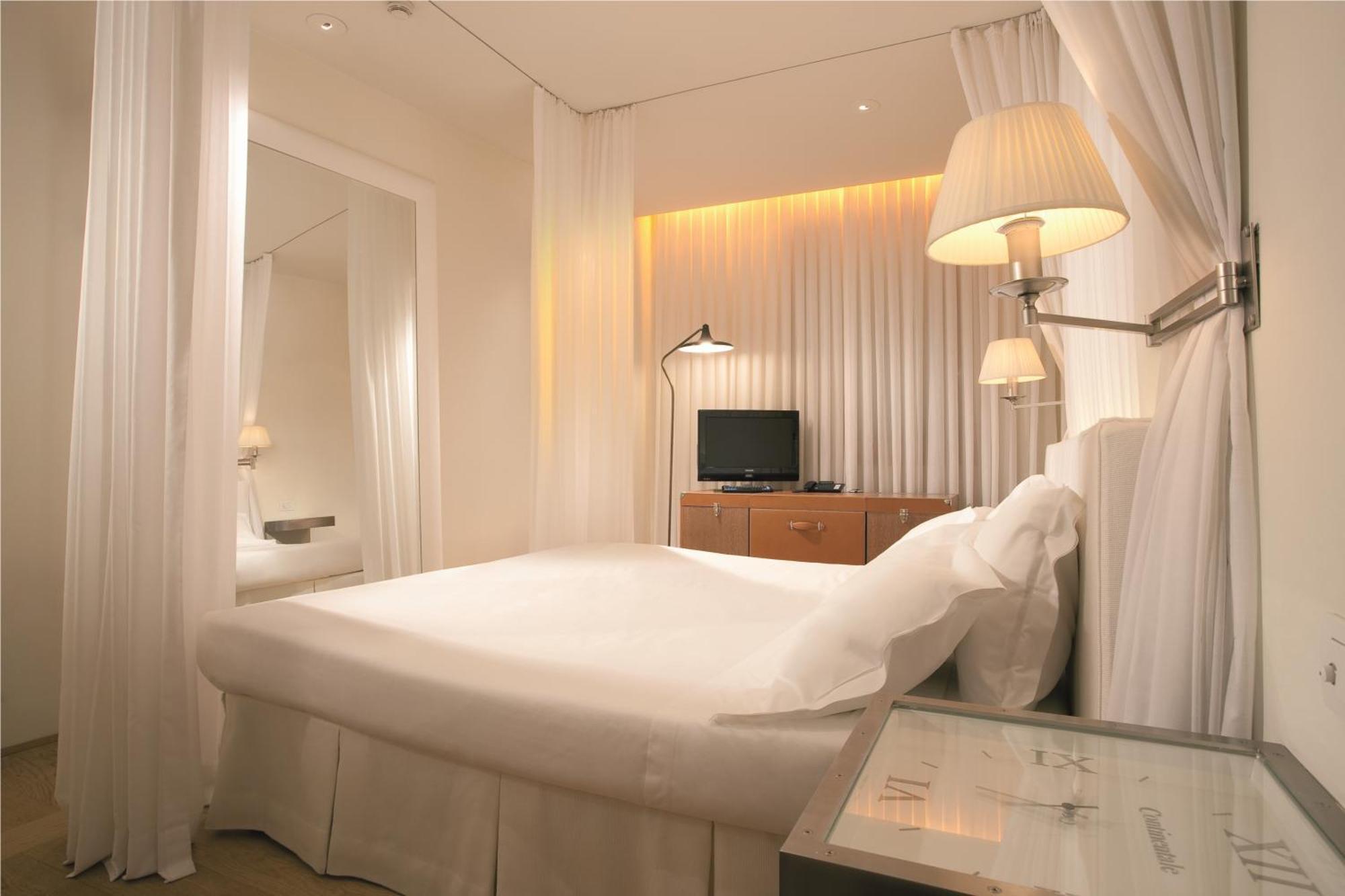 Quarto Clássico com Cama de Casal ou 2 de Solteiro